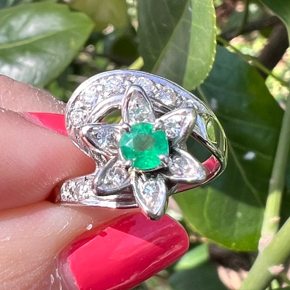 VINTAGE 14K WHITE GOOD EMERALD & DIAMOND FLOWER COCKTAIL RING FABULOUS FEMININE - Picture 4 of 16
